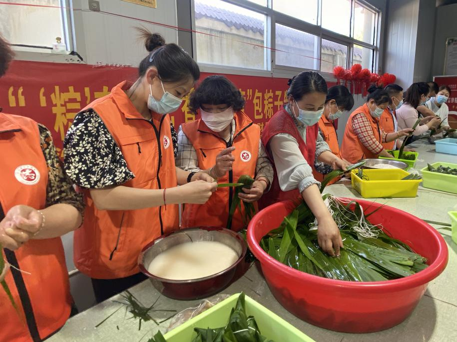 青口供電所黨支部聯(lián)合生產(chǎn)生活服務(wù)中心分會、黃沙坨社區(qū)，共同舉辦“悠悠艾草香 濃濃端午情”系列活動。.png